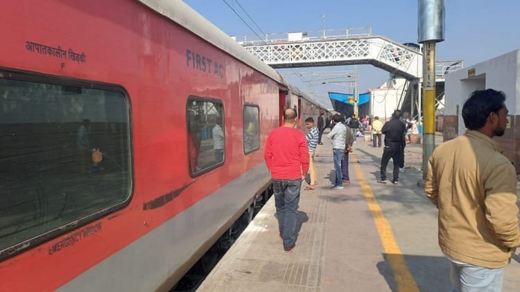 hathras:-महानंदा-एक्सप्रेस-के-पहियों-से-निकली-आग,-मचा-हड़कंप,-25-मिनट-रोकने-के-बाद-प्रयागराज-की-ओर-रवाना