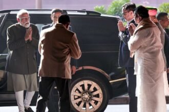 ‘ये-मजदूर-आपके-पीछे-खड़ा-है,-आप-बस-काम-करिए’,-यूपी-के-nda-सांसदों-से-बोले-pm-मोदी;-क्या-हैं-इसके-मायने?