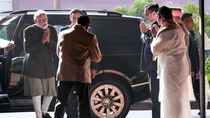 ‘ये-मजदूर-आपके-पीछे-खड़ा-है,-आप-बस-काम-करिए’,-यूपी-के-nda-सांसदों-से-बोले-pm-मोदी;-क्या-हैं-इसके-मायने?