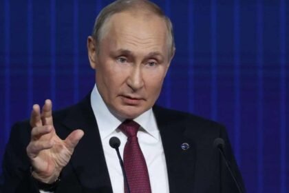 वेनेजुएला-और-अमेरिका-में-चरम-पर-पहुंचा-तनाव,-मादुरो-की-मदद-को-आ-गए-पुतिन;-ट्रंप-के-खेमे-में-खलबली