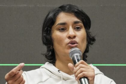 vinesh-phogat:-विनेश-फोगाट-का-बड़ा-यू-टर्न,-अचानक-वापस-ले-लिया-संन्यास