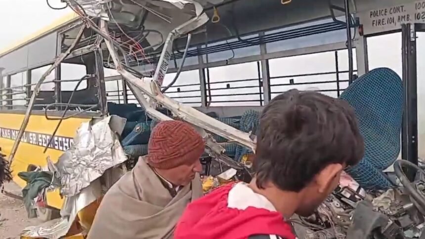 चरखी-दादरी-में-बड़ा-हादसा,-रोडवेज-और-प्राइवेट-स्कूल-की-बस-में-सीधी-टक्कर,-एक-स्टूडेंट-की-मौत,-18-घायल