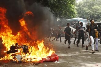 बांग्लादेश-में-फिर-हिंसा-ने-लिया-विकराल-रूप,-घबराए-निर्वाचन-आयोग-ने-मांगी-अतिरिक्त-सुरक्षा