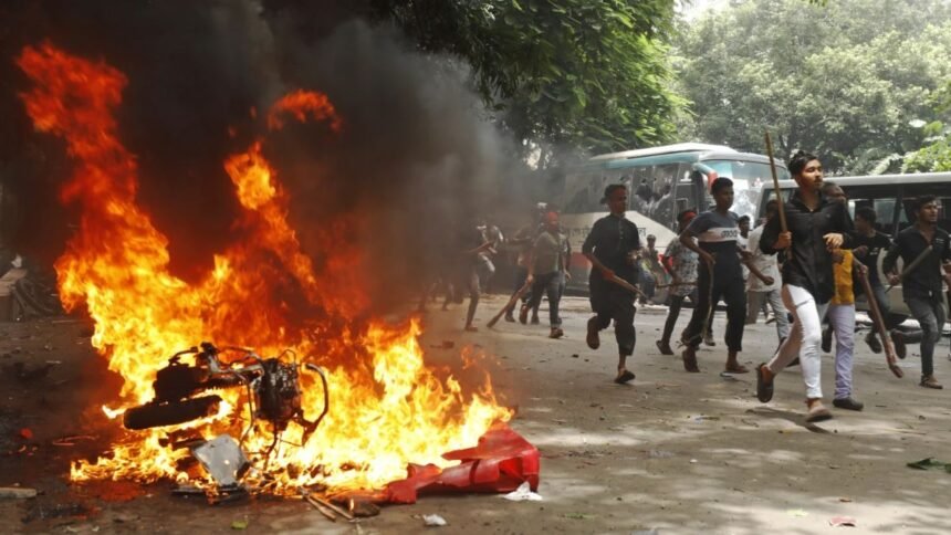 बांग्लादेश-में-फिर-हिंसा-ने-लिया-विकराल-रूप,-घबराए-निर्वाचन-आयोग-ने-मांगी-अतिरिक्त-सुरक्षा