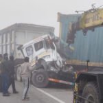 auraiya:-हाईवे-पर-खराब-खड़े-कंटेनर-में-घुसा-डंपर,-चालक-व-परिचालक-घायल