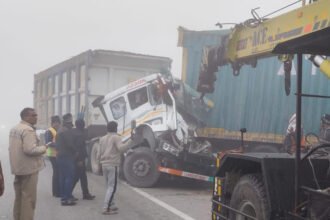 auraiya:-हाईवे-पर-खराब-खड़े-कंटेनर-में-घुसा-डंपर,-चालक-व-परिचालक-घायल