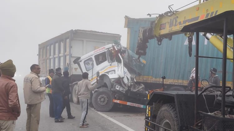 auraiya:-हाईवे-पर-खराब-खड़े-कंटेनर-में-घुसा-डंपर,-चालक-व-परिचालक-घायल
