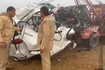 उन्नाव-में-भीषण-सड़क-हादसा:-एक्सप्रेसवे-पर-कोहरे-में-पलटी-कार,-चार-लोगों-की-मौत