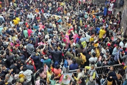 vrindavan:-बांकेबिहारी-मंदिर-में-श्रद्धालु-नहीं-लगा-पाए-भोग,-न-चढ़ी-माला…भोग-भंडारी-हटाने-पर-मचा-बवाल