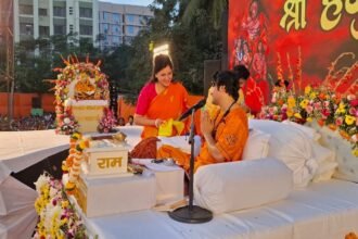 नवनीत-राणा-ने-बागेश्वर-धाम-के-धीरेंद्र-शास्त्री-से-की-मुलाकात,-कहा-बंगाल-में-बाबरी-मस्जिद-बनी-तो…