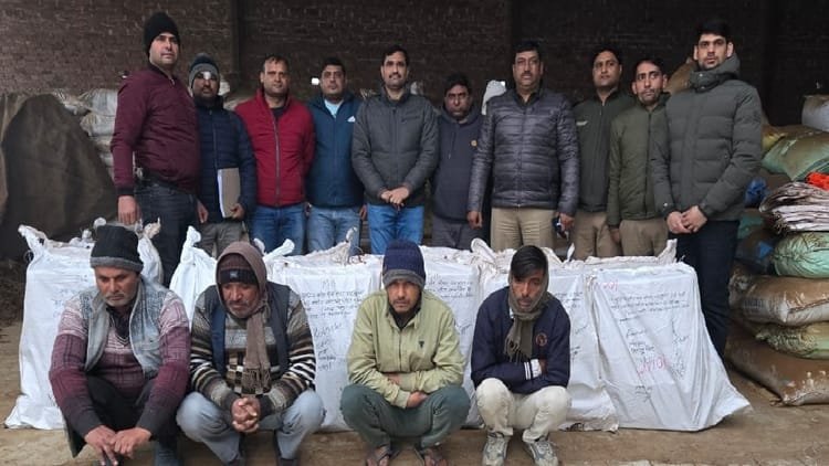 up:-एटा-में-कोडीन-सिरप-का-बड़ा-जखीरा-पकड़ा,-50-लाख-का-माल-जब्त;-रिटायर्ड-फौजी-समेत-4-गिरफ्तार