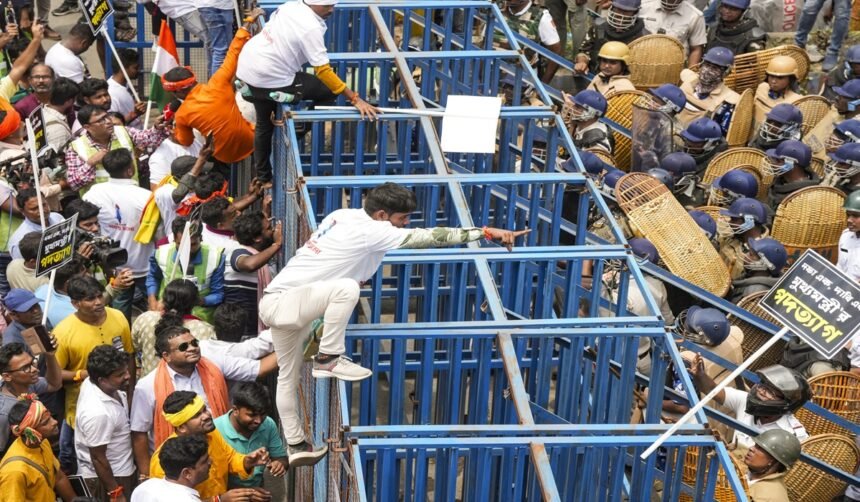 प.-बंगाल:-हावड़ा-में-पुलिस-और-बीजेपी-समर्थकों-के-बीच-झड़प,-दीपू-चंद्र-दास-की-हत्या-के-विरोध-में-प्रदर्शन