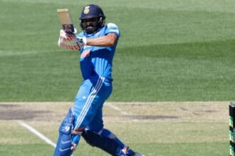 रोहित-शर्मा-ने-मैदान-में-उतरते-ही-कर-दी-चौके-और-छक्कों-की-बारिश,-धमाकेदार-अंदाज-में-जड़ा-शतक