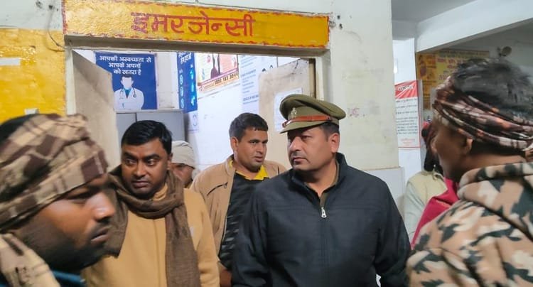 etawah:-भरभराकर-गिरी-80-साल-पुराने-मकान-की-छत;-मलबे-में-दबकर-महिला-की-मौत,-पति-और-बेटा-गंभीर-घायल