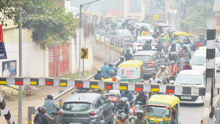 varanasi-news:-राजघाट-पुल-पर-यात्रियों-का-आवागमन-शुरू,-पीपा-पुल-बनने-के-बाद-होगी-मरम्मत;-वजह-जान-लें