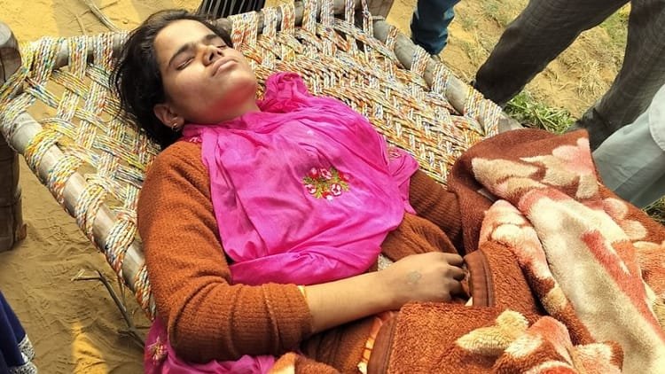 hathras:-महिलाओं-के-पीछे-जेसीबी-को-दौड़ाया,-किशोरी-को-कुचलने-का-प्रयास,-कई-महिलाएं-घायल