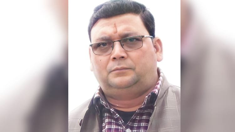 तेज-रफ्तार-का-कहर:-पिकअप-की-टक्कर-से-बाइक-सहित-दूर-जा-गिरा-शिक्षक,-हादसे-में-हुई-मौत;-परिवार-में-मचा-कोहराम