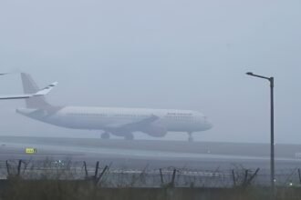 दिल्ली-एयरपोर्ट-पर-घने-कोहरे-का-कहर!-148-फ्लाइट्स-कैंसिल,-150-से-ज्यादा-उड़ानें-लेट;-यात्री-हुए-परेशान