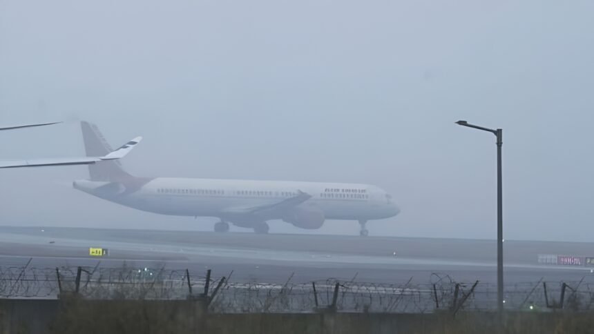 दिल्ली-एयरपोर्ट-पर-घने-कोहरे-का-कहर!-148-फ्लाइट्स-कैंसिल,-150-से-ज्यादा-उड़ानें-लेट;-यात्री-हुए-परेशान