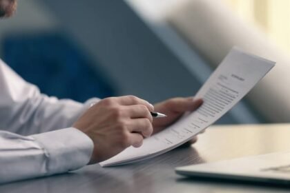 up-crime:-पांच-हजार-रुपये-दो,-मंडलायुक्त-का-आदेश-लो…-फर्जीवाड़े-में-पिता-पुत्र-सहित-तीन-के-खिलाफ-एफआईआर