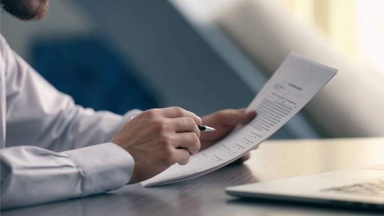 up-crime:-पांच-हजार-रुपये-दो,-मंडलायुक्त-का-आदेश-लो…-फर्जीवाड़े-में-पिता-पुत्र-सहित-तीन-के-खिलाफ-एफआईआर