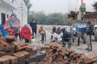 यूपी:-संभल-में-रात-में-ही-गायब-हो-गई-मदीना-मस्जिद,-ग्रामीणों-ने-चलाया-बुलडोजर,-सुबह-तक-जेसीबी-से-मलबा-भी-साफ