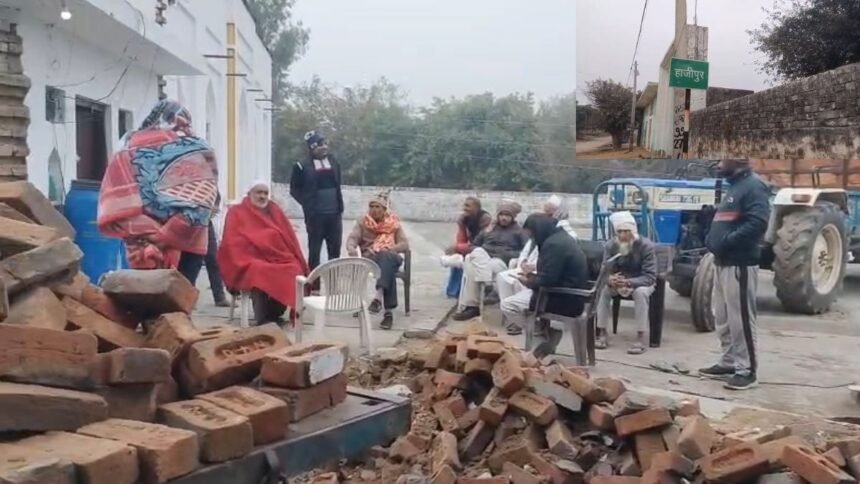 यूपी:-संभल-में-रात-में-ही-गायब-हो-गई-मदीना-मस्जिद,-ग्रामीणों-ने-चलाया-बुलडोजर,-सुबह-तक-जेसीबी-से-मलबा-भी-साफ