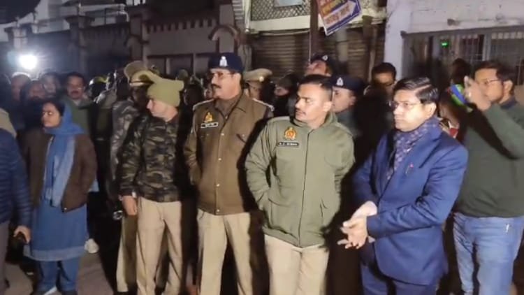 up:-संभल-के-इन-इलाकों-में-बिजली-चोरी,-एक-मिनी-पावर-स्टेशन-मिला,-50-60-घरों-को-हो-रही-थी-आपूर्ति;-dm-sp-का-छापा