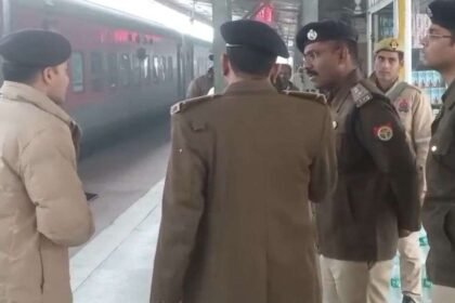 यूपी-के-इस-रेलवे-स्टेशन-पर-बम-की-सूचना-से-मचा-हड़कंप,-खाली-कराई-गई-ट्रेन,-हर-बोगी-की-हो-रही-चेकिंग