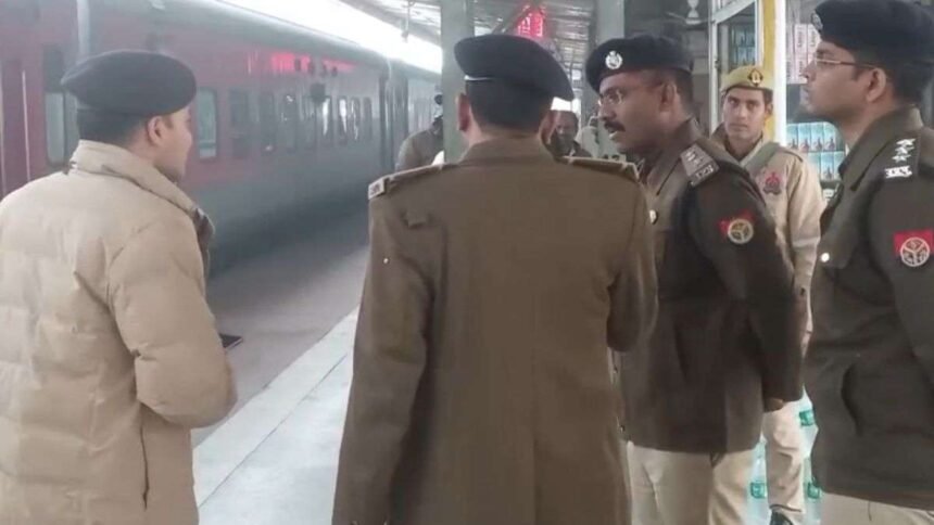 यूपी-के-इस-रेलवे-स्टेशन-पर-बम-की-सूचना-से-मचा-हड़कंप,-खाली-कराई-गई-ट्रेन,-हर-बोगी-की-हो-रही-चेकिंग