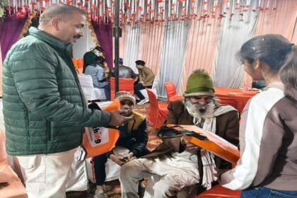 आगरा-पुलिस-का-दूसरा-चेहरा:-बुजुर्ग-पिता-की-लाठी-और-बेटे-की-उम्मीदों-का-सहारा-बन-गई-खाकी,-यूं-थाम-लिया-हाथ