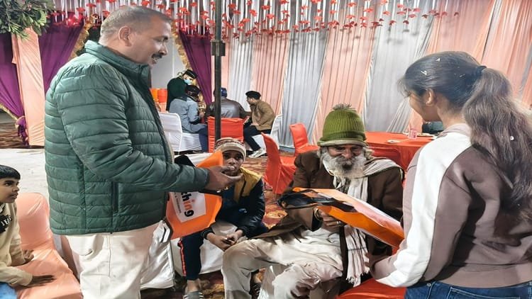 आगरा-पुलिस-का-दूसरा-चेहरा:-बुजुर्ग-पिता-की-लाठी-और-बेटे-की-उम्मीदों-का-सहारा-बन-गई-खाकी,-यूं-थाम-लिया-हाथ