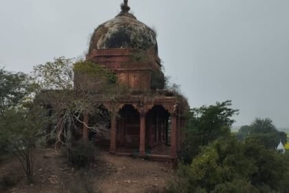 up:-इबादत-का-नूर-तो-कहीं-एक-चिराग-तक-नहीं…आयशा-और-जेबा-मकबरा-उपेक्षा-का-शिकार,-जानें-कौन-हैं-दोनों-बहनें