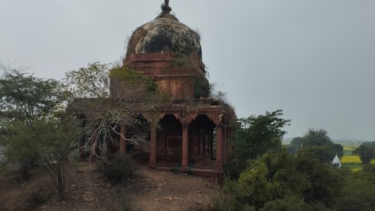 up:-इबादत-का-नूर-तो-कहीं-एक-चिराग-तक-नहीं…आयशा-और-जेबा-मकबरा-उपेक्षा-का-शिकार,-जानें-कौन-हैं-दोनों-बहनें