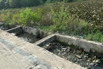 दर्दनाक:-pwd-की-लापरवाही-बनी-काल,-खुले-नाले-में-गिरकर-डेढ़-साल-के-मासूम-की-मौत;-ग्रामीणों-ने-उठाई-ये-मांग