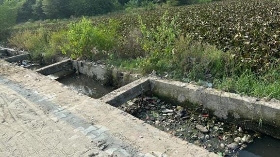 दर्दनाक:-pwd-की-लापरवाही-बनी-काल,-खुले-नाले-में-गिरकर-डेढ़-साल-के-मासूम-की-मौत;-ग्रामीणों-ने-उठाई-ये-मांग