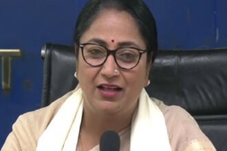 दिल्ली-विधानसभा-में-भावुक-हुई-सीएम-रेखा-गुप्ता,-बोलीं-aap-मेरा-मजाक-उड़ाती-है,-स्कूल-अब-फीस-नहीं-बढ़ा-पाएंगे