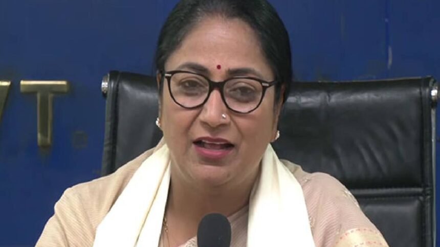 दिल्ली-विधानसभा-में-भावुक-हुई-सीएम-रेखा-गुप्ता,-बोलीं-aap-मेरा-मजाक-उड़ाती-है,-स्कूल-अब-फीस-नहीं-बढ़ा-पाएंगे