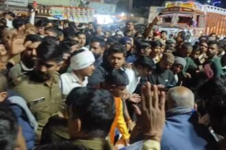 मुस्लिम-युवती-के-पैर-पर-पड़-गया-युवक-का-पांव,-तीन-लोगों-ने-जमकर-पीटा,-हिंदू-संगठनों-ने-किया-चक्काजाम