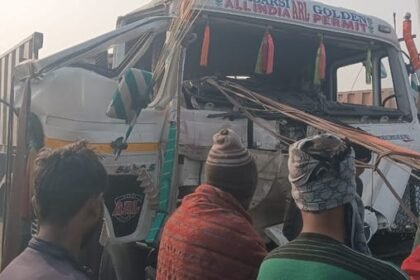 mainupri:-ट्रक-और-डंपर-की-भिड़ंत,-आधा-घंटे-तक-केबिन-में-फंसा-रहा-चालक;-कटर-मशीन-से-किया-रेस्क्यू