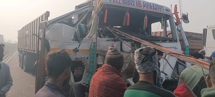 mainupri:-ट्रक-और-डंपर-की-भिड़ंत,-आधा-घंटे-तक-केबिन-में-फंसा-रहा-चालक;-कटर-मशीन-से-किया-रेस्क्यू