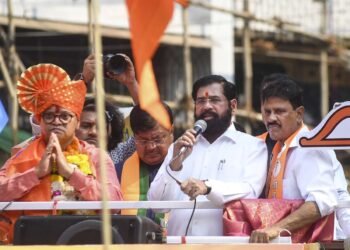 महाराष्ट्र-में-उथल-पुथल:-उद्धव-ठाकरे-ने-किससे-मांगी-माफी,-शिंदे-के-पार्षद-क्यों-पहुंचे-पांच-सितारा-होटल?-जानें