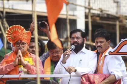 महाराष्ट्र-में-उथल-पुथल:-उद्धव-ठाकरे-ने-किससे-मांगी-माफी,-शिंदे-के-पार्षद-क्यों-पहुंचे-पांच-सितारा-होटल?-जानें