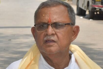 up-politics:-अधिकारी-काम-नहीं-करेंगे-तो-क्या-जूता-नहीं-खाएंगे,-सपा-सांसद-सनातन-पांडेय-का-विवादित-बयान