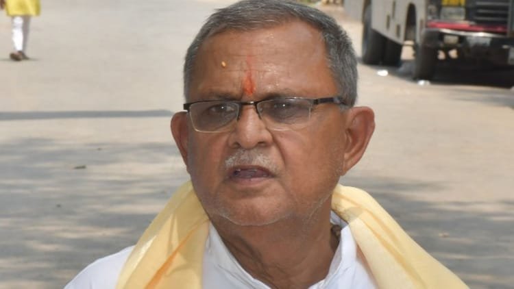 up-politics:-अधिकारी-काम-नहीं-करेंगे-तो-क्या-जूता-नहीं-खाएंगे,-सपा-सांसद-सनातन-पांडेय-का-विवादित-बयान