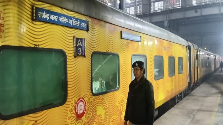 aligarh-news:-दिल्ली-पटना-तेजस-राजधानी-एक्सप्रेस-में-आग-और-बम-की-सूचना-से-मची-खलबली,-चेकिंग