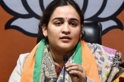 up-politics-news:-प्रतीक-यादव-ने-अपर्णा-यादव-से-तलाक-लेने-का-किया-एलान,-इंस्टा-पोस्ट-पर-लिखी-ये-बात