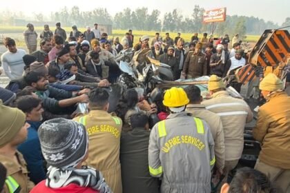 rampur:-दो-डंपरों-के-बीच-फंसी-कार,-बच्चे-समेत-दो-की-माैत,-पुलिस-और-लोगों-ने-बमुश्किल-बाहर-निकाले-घायल