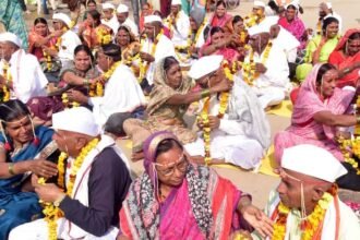 अमौसा-का-मेला:-चेहरों-पर-संतुष्टि-का-भाव,-पंगत-में-प्रसाद-पाया-फिर-दान-कर-घर-चले;-स्नान-करने-वालों-की-रही-भीड़