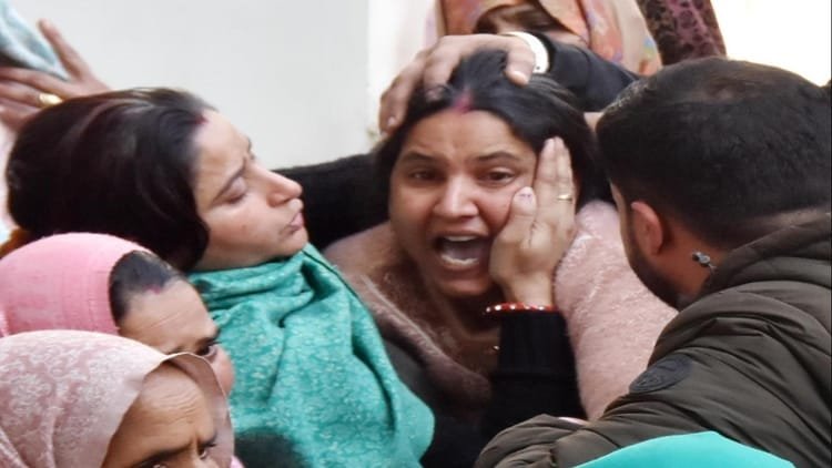 killing-&-suicide:-खून-सने-कमरे-में-जाने-से-रोकी-बहनें,-दहाड़े-मारकर-रोईं,-बोलीं-भाई-हमें-तो-कुछ-बताता